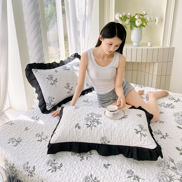 91家纺网 家纺一手货源 找家纺 雨彤家纺2025新款赫本风水洗棉夹棉花边枕套 爱丽莎