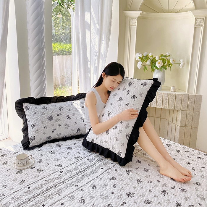 91家纺网 家纺一手货源 找家纺 雨彤家纺2025新款赫本风水洗棉夹棉花边枕套 爱翩翩