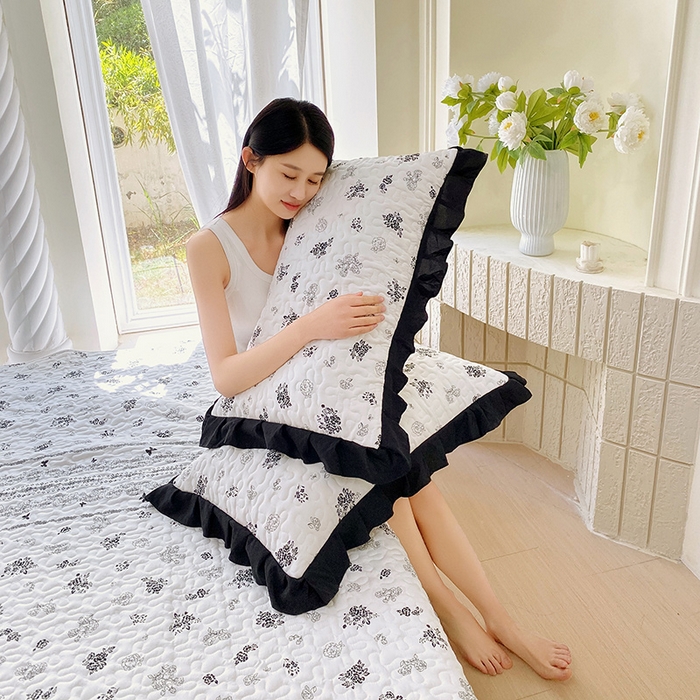 91家纺网 家纺一手货源 找家纺 雨彤家纺2025新款赫本风水洗棉夹棉花边枕套 爱翩翩