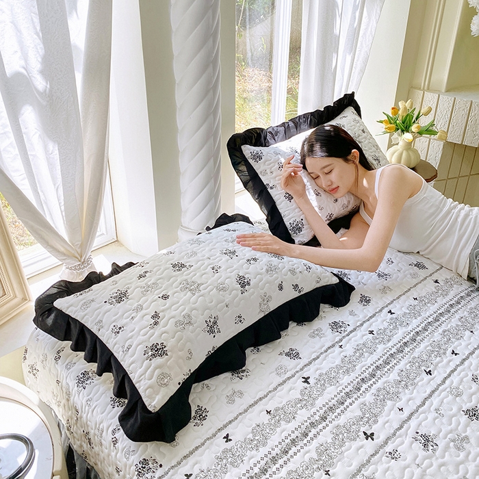 91家纺网 家纺一手货源 找家纺 雨彤家纺2025新款赫本风水洗棉夹棉花边枕套 爱翩翩