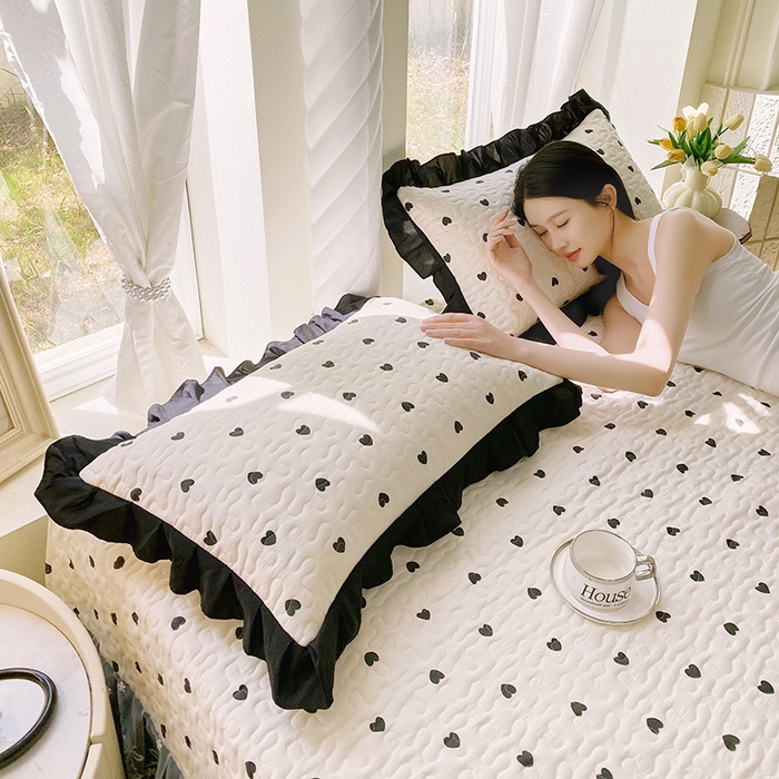 91家纺网 家纺一手货源 找家纺 雨彤家纺2025新款赫本风水洗棉夹棉花边枕套 爱心