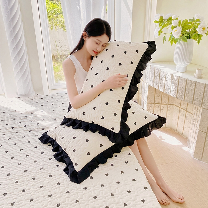 91家纺网 家纺一手货源 找家纺 雨彤家纺2025新款赫本风水洗棉夹棉花边枕套 爱心