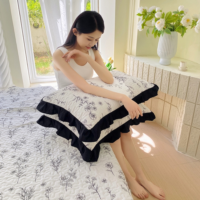 91家纺网 家纺一手货源 找家纺 雨彤家纺2025新款赫本风水洗棉夹棉花边枕套 爱枝蔓