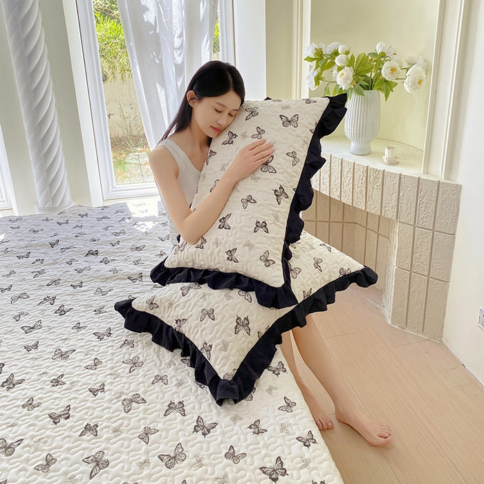 91家纺网 家纺一手货源 找家纺 雨彤家纺2025新款赫本风水洗棉夹棉花边枕套 蝴蝶