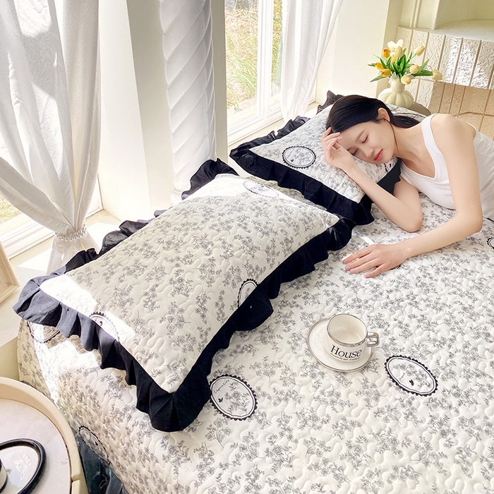 91家纺网 家纺一手货源 找家纺 雨彤家纺2025新款赫本风水洗棉夹棉花边枕套 澜音花香