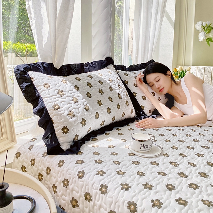 91家纺网 家纺一手货源 找家纺 雨彤家纺2025新款赫本风水洗棉夹棉花边枕套 栗南微