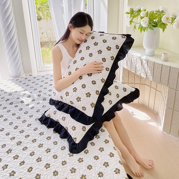 91家纺网 家纺一手货源 找家纺 雨彤家纺2025新款赫本风水洗棉夹棉花边枕套 栗南微