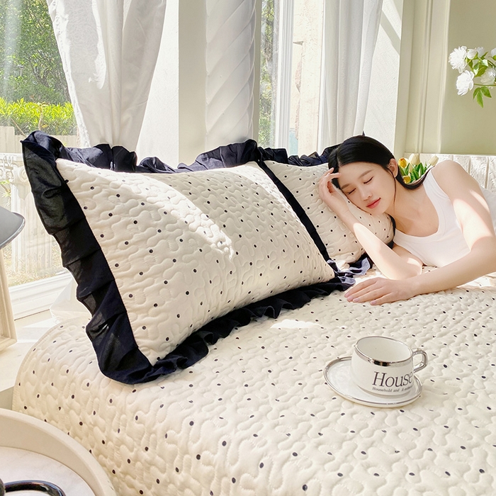 91家纺网 家纺一手货源 找家纺 雨彤家纺2025新款赫本风水洗棉夹棉花边枕套 小波点