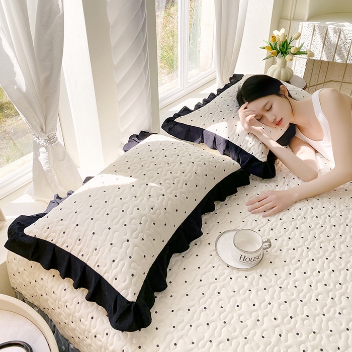 91家纺网 家纺一手货源 找家纺 雨彤家纺2025新款赫本风水洗棉夹棉花边枕套 小波点