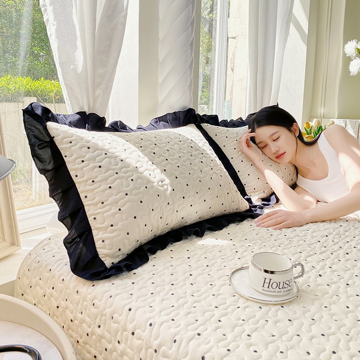 91家纺网 家纺一手货源 找家纺 雨彤家纺2025新款赫本风水洗棉夹棉花边枕套 小波点