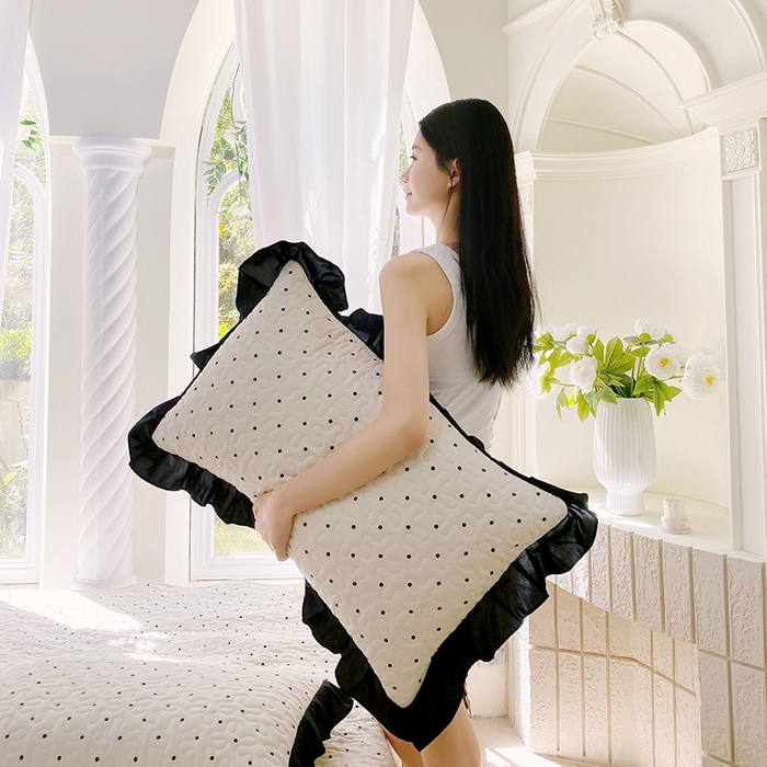 91家纺网 家纺一手货源 找家纺 雨彤家纺2025新款赫本风水洗棉夹棉花边枕套 小波点