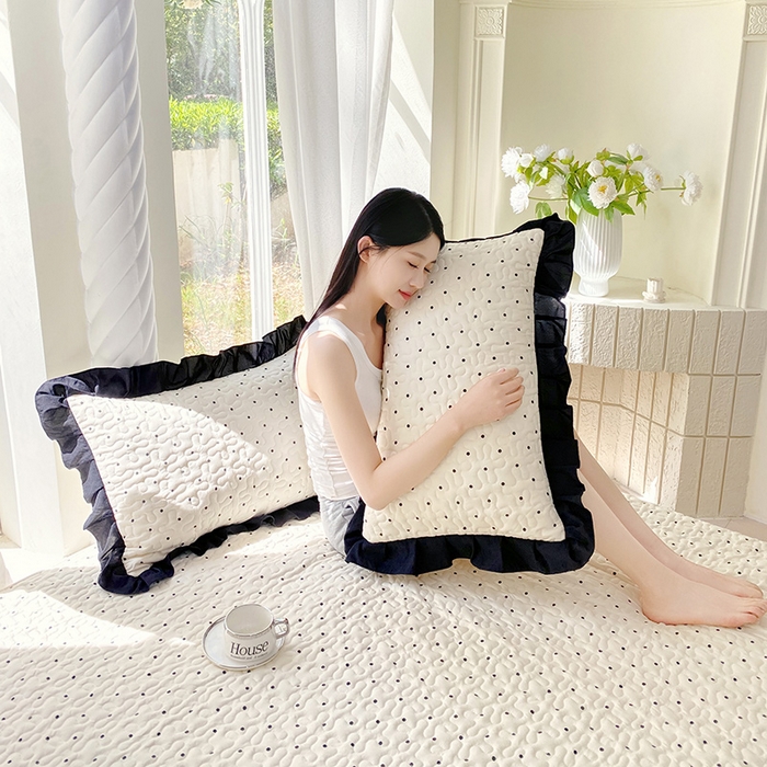 91家纺网 家纺一手货源 找家纺 雨彤家纺2025新款赫本风水洗棉夹棉花边枕套 小波点