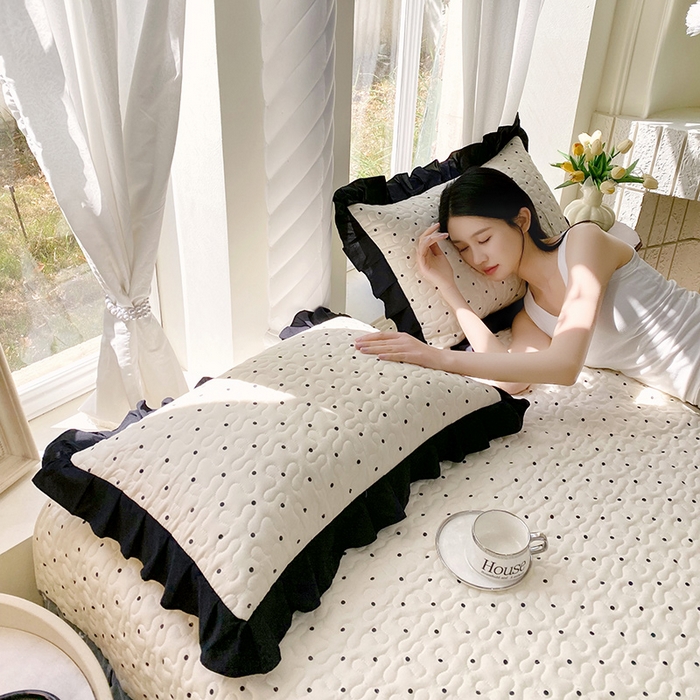 91家纺网 家纺一手货源 找家纺 雨彤家纺2025新款赫本风水洗棉夹棉花边枕套 小波点