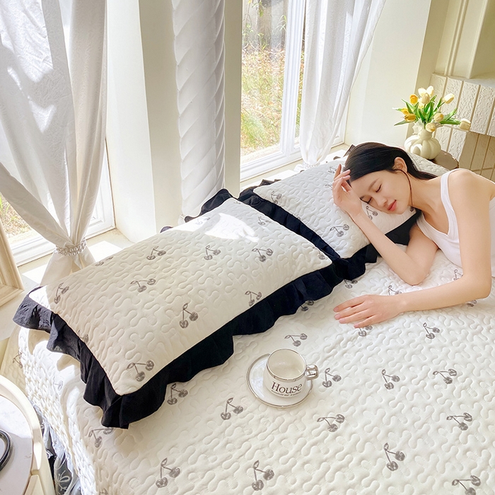 91家纺网 家纺一手货源 找家纺 雨彤家纺2025新款赫本风水洗棉夹棉花边枕套 樱桃