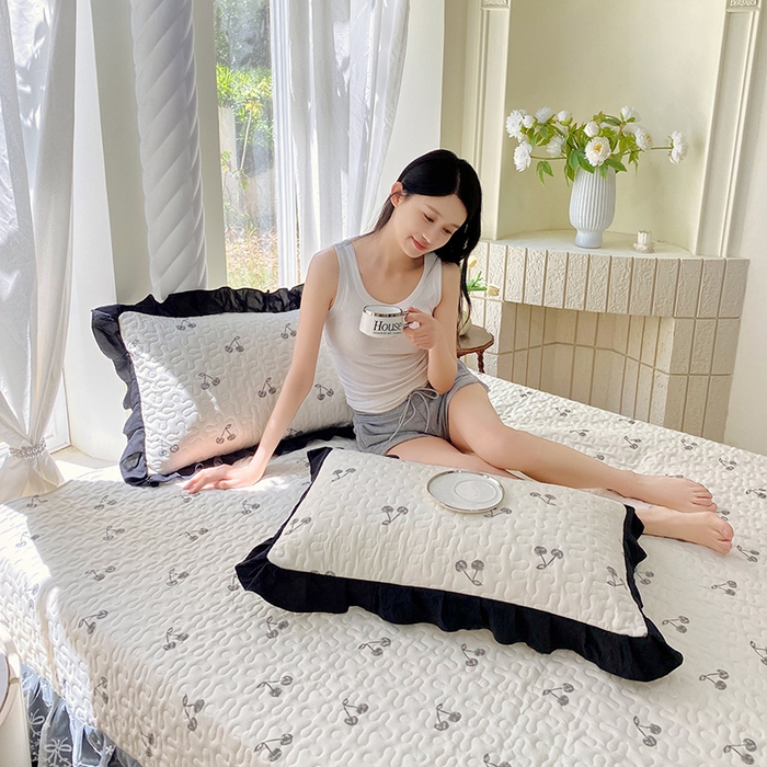 91家纺网 家纺一手货源 找家纺 雨彤家纺2025新款赫本风水洗棉夹棉花边枕套 樱桃