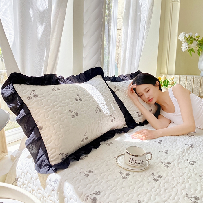 91家纺网 家纺一手货源 找家纺 雨彤家纺2025新款赫本风水洗棉夹棉花边枕套 樱桃