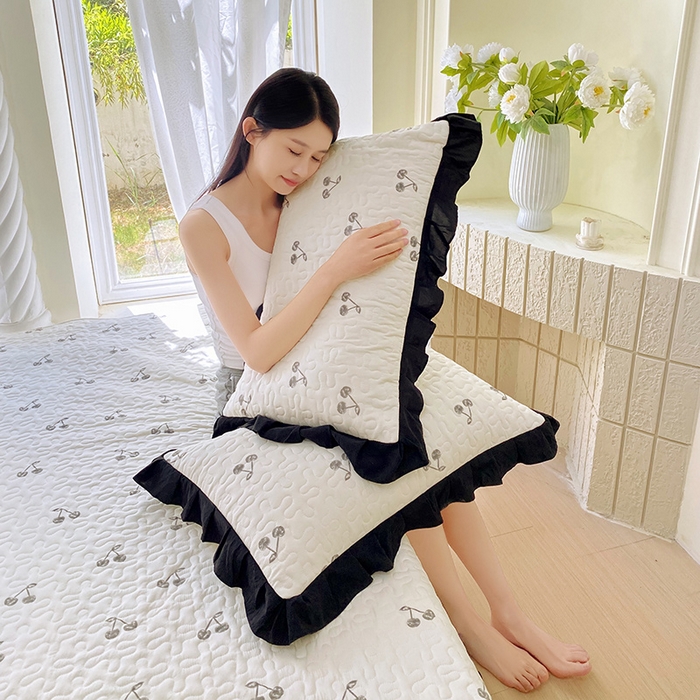 91家纺网 家纺一手货源 找家纺 雨彤家纺2025新款赫本风水洗棉夹棉花边枕套 樱桃