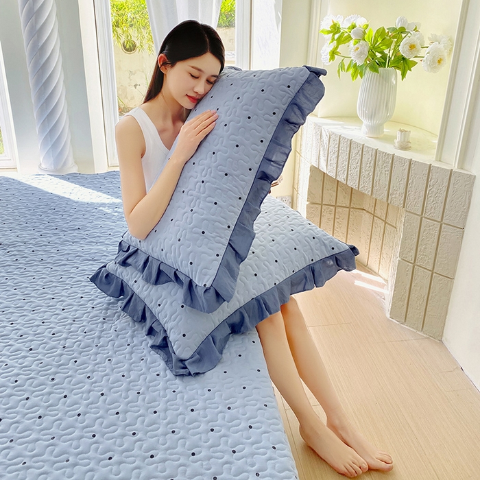 91家纺网 家纺一手货源 找家纺 雨彤家纺2025新款赫本风水洗棉夹棉花边枕套 芋艿波波-兰