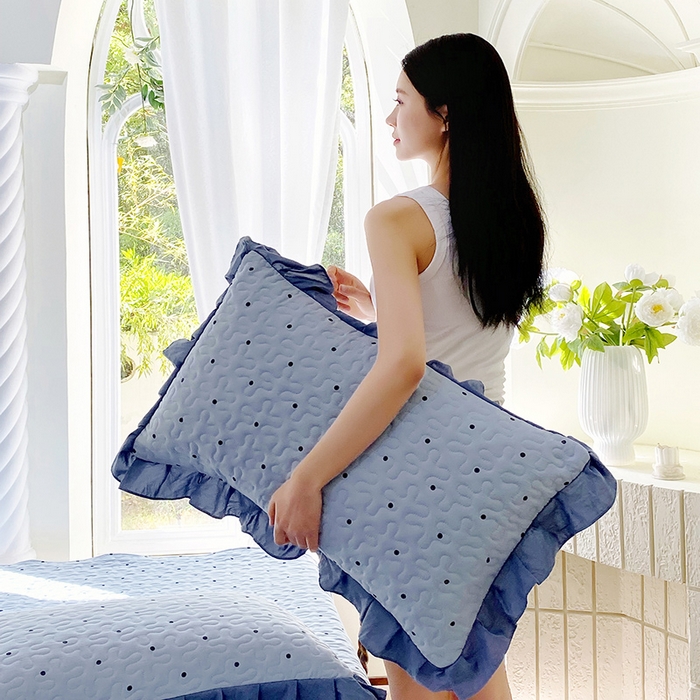 91家纺网 家纺一手货源 找家纺 雨彤家纺2025新款赫本风水洗棉夹棉花边枕套 芋艿波波-兰