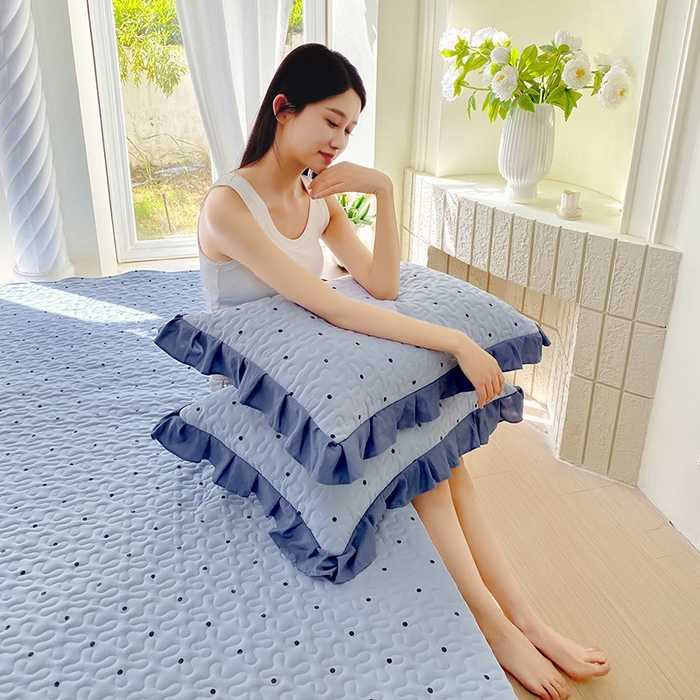 91家纺网 家纺一手货源 找家纺 雨彤家纺2025新款赫本风水洗棉夹棉花边枕套 芋艿波波-兰