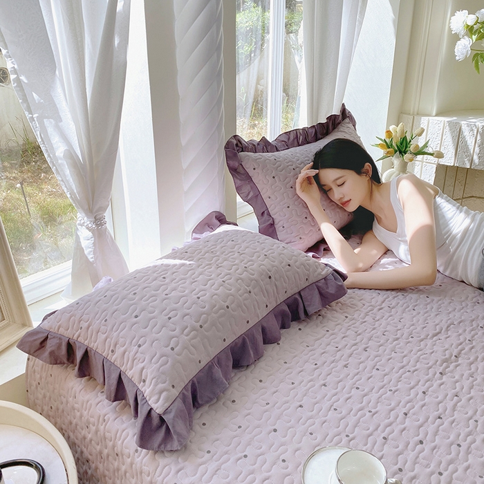 91家纺网 家纺一手货源 找家纺 雨彤家纺2025新款赫本风水洗棉夹棉花边枕套 芋艿波波-紫