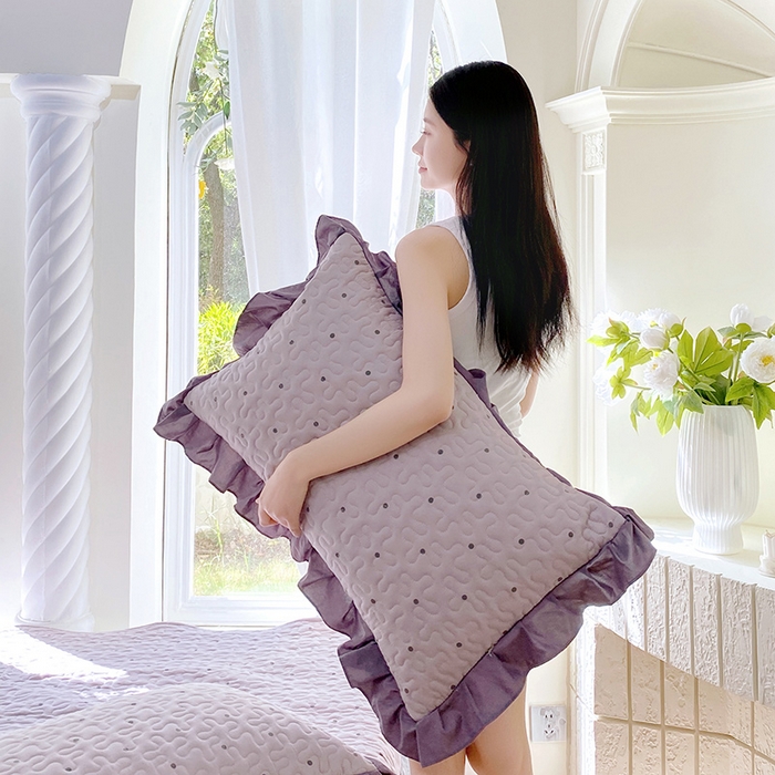 91家纺网 家纺一手货源 找家纺 雨彤家纺2025新款赫本风水洗棉夹棉花边枕套 芋艿波波-紫