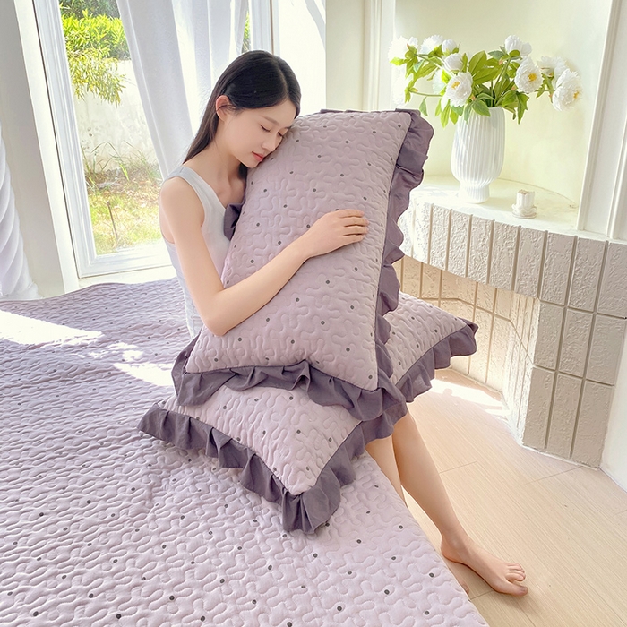 91家纺网 家纺一手货源 找家纺 雨彤家纺2025新款赫本风水洗棉夹棉花边枕套 芋艿波波-紫