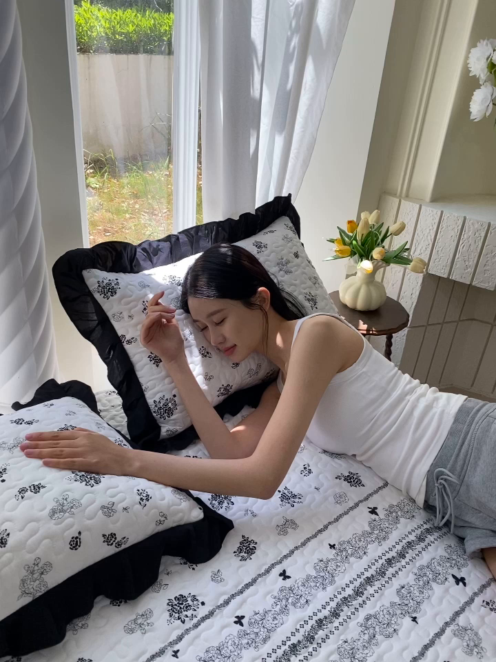 91家纺网 家纺一手货源 找家纺 雨彤家纺2025新款赫本风水洗棉夹棉花边枕套 爱翩翩