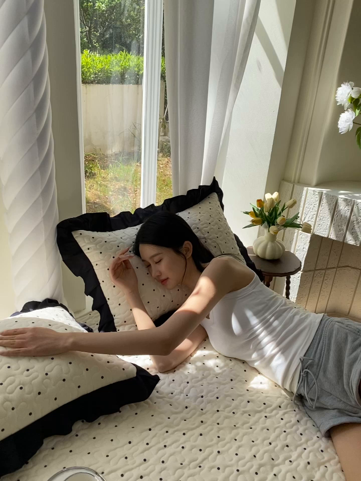 91家纺网 家纺一手货源 找家纺 雨彤家纺2025新款赫本风水洗棉夹棉花边枕套 小波点