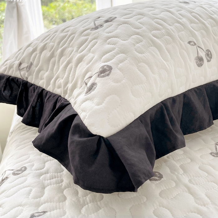 91家纺网 家纺一手货源 找家纺 雨彤家纺2025新款赫本风水洗棉花边夹棉枕套双人款 樱桃