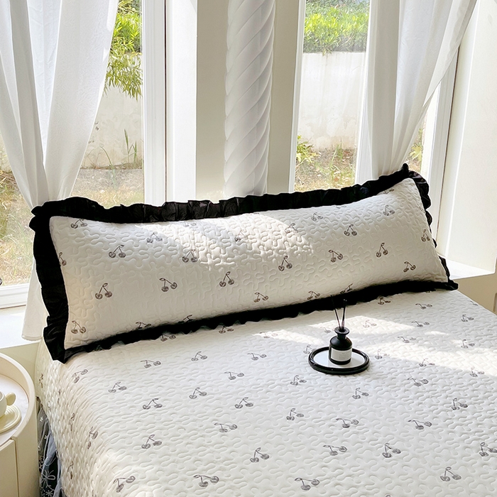 91家纺网 家纺一手货源 找家纺 雨彤家纺2025新款赫本风水洗棉花边夹棉枕套双人款 樱桃