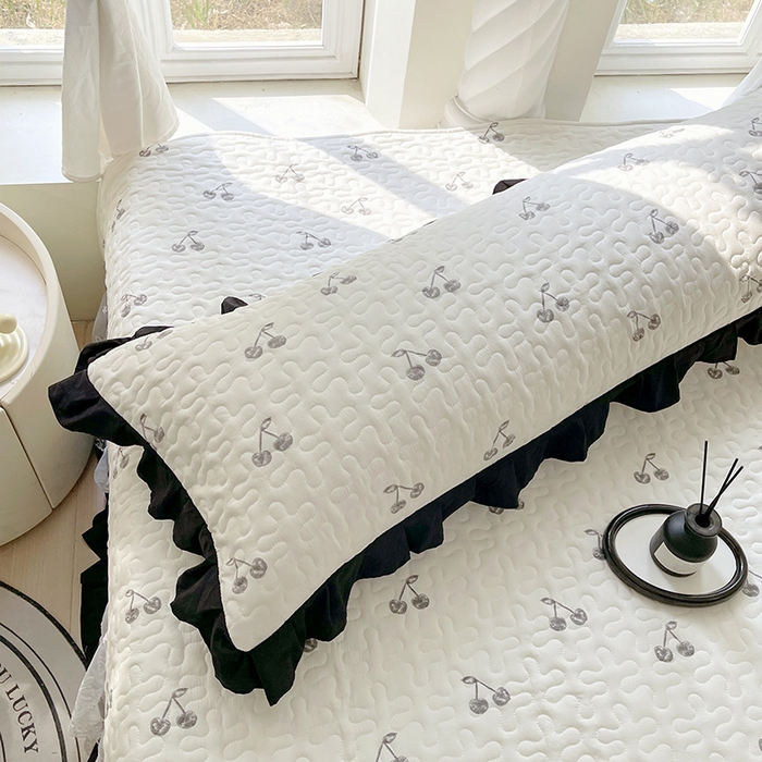 91家纺网 家纺一手货源 找家纺 雨彤家纺2025新款赫本风水洗棉花边夹棉枕套双人款 樱桃