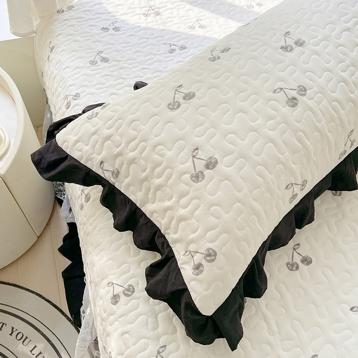 91家纺网 家纺一手货源 找家纺 雨彤家纺2025新款赫本风水洗棉花边夹棉枕套双人款 樱桃