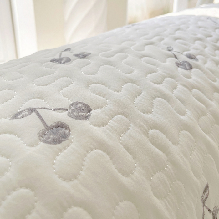 91家纺网 家纺一手货源 找家纺 雨彤家纺2025新款赫本风水洗棉花边夹棉枕套双人款 樱桃