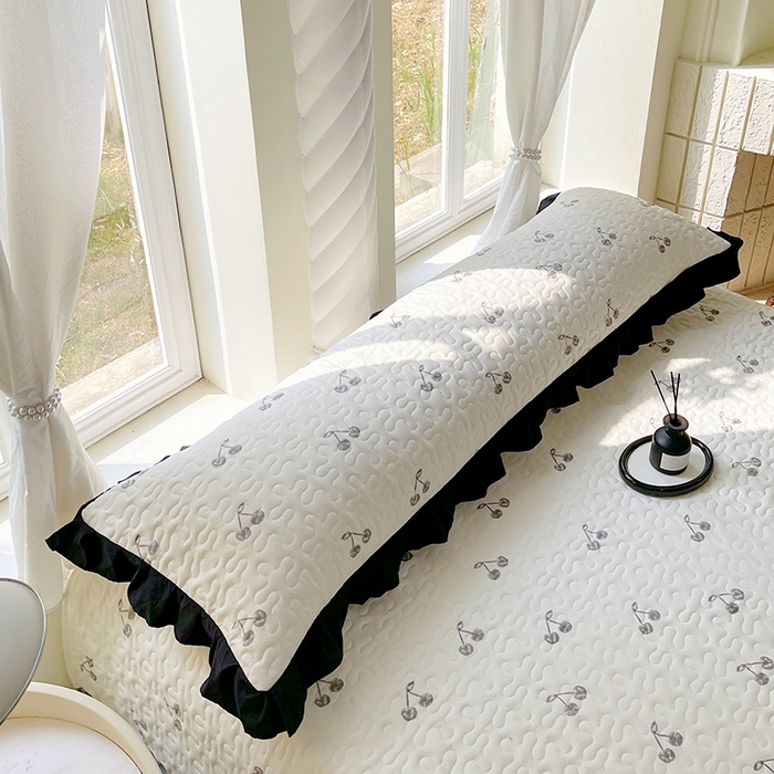 91家纺网 家纺一手货源 找家纺 雨彤家纺2025新款赫本风水洗棉花边夹棉枕套双人款 樱桃