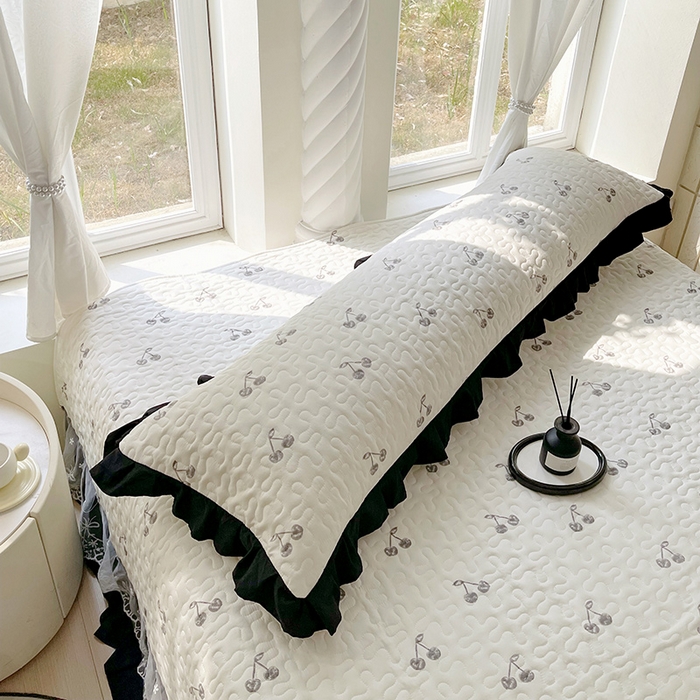 91家纺网 家纺一手货源 找家纺 雨彤家纺2025新款赫本风水洗棉花边夹棉枕套双人款 樱桃