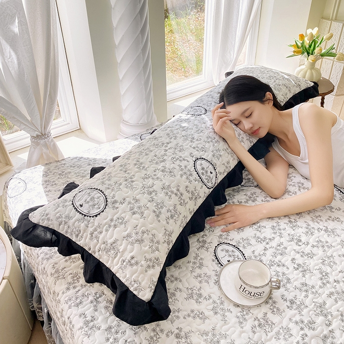 91家纺网 家纺一手货源 找家纺 雨彤家纺2025新款赫本风水洗棉花边夹棉枕套双人款 澜音花香