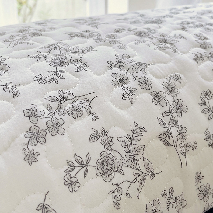 91家纺网 家纺一手货源 找家纺 雨彤家纺2025新款赫本风水洗棉花边夹棉枕套双人款 澜音花香