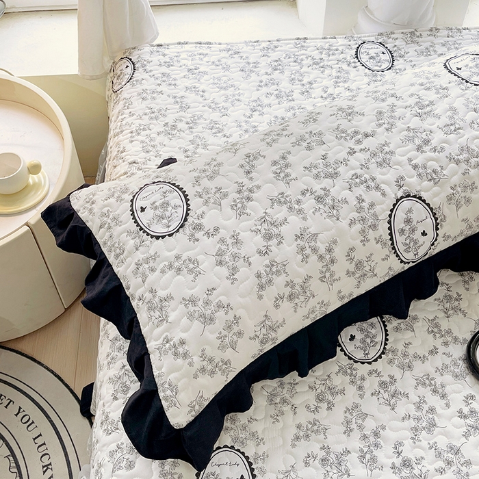 91家纺网 家纺一手货源 找家纺 雨彤家纺2025新款赫本风水洗棉花边夹棉枕套双人款 澜音花香