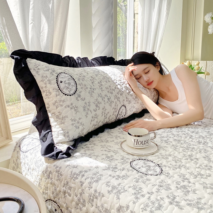 91家纺网 家纺一手货源 找家纺 雨彤家纺2025新款赫本风水洗棉花边夹棉枕套双人款 澜音花香