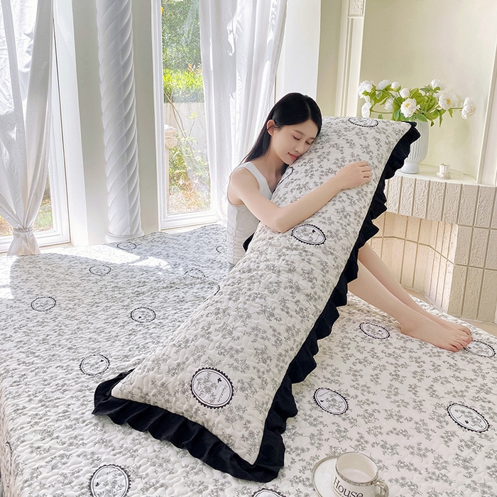 91家纺网 家纺一手货源 找家纺 雨彤家纺2025新款赫本风水洗棉花边夹棉枕套双人款 澜音花香