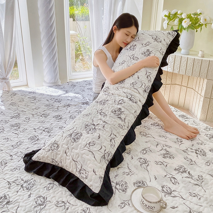 91家纺网 家纺一手货源 找家纺 雨彤家纺2025新款赫本风水洗棉花边夹棉枕套双人款 水墨玫瑰