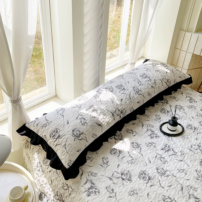 91家纺网 家纺一手货源 找家纺 雨彤家纺2025新款赫本风水洗棉花边夹棉枕套双人款 水墨玫瑰