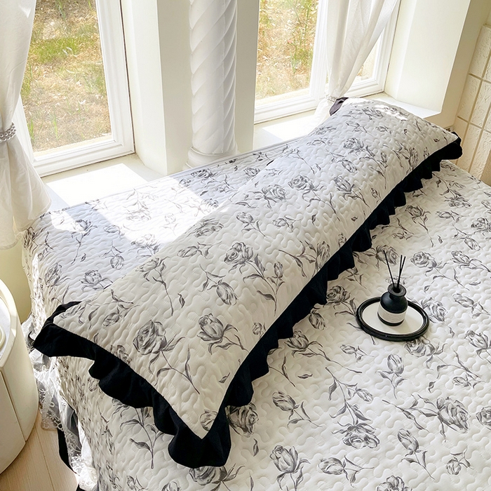 91家纺网 家纺一手货源 找家纺 雨彤家纺2025新款赫本风水洗棉花边夹棉枕套双人款 水墨玫瑰