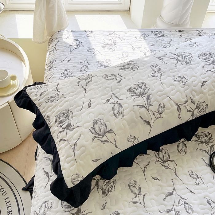 91家纺网 家纺一手货源 找家纺 雨彤家纺2025新款赫本风水洗棉花边夹棉枕套双人款 水墨玫瑰