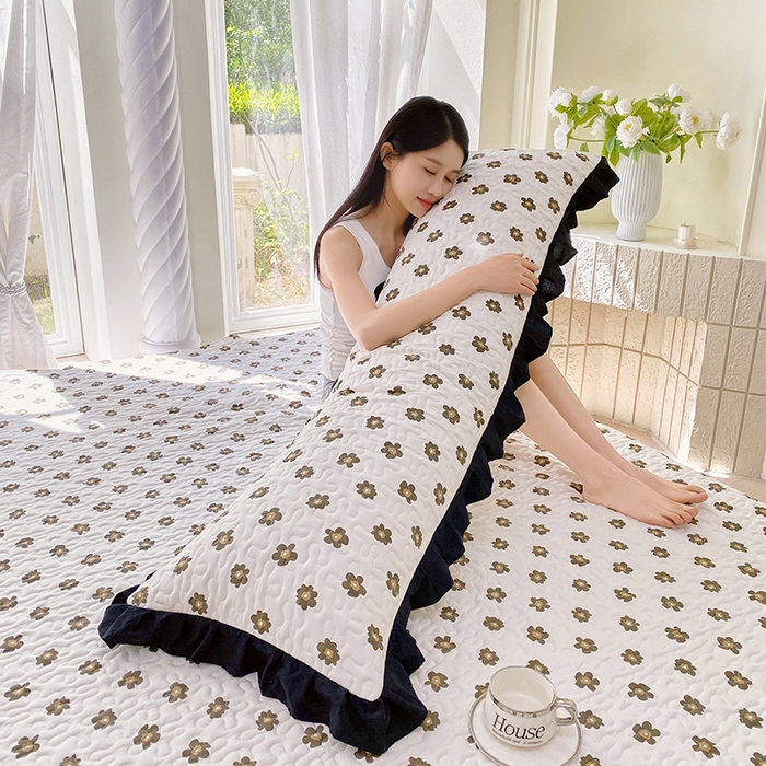 91家纺网 家纺一手货源 找家纺 雨彤家纺2025新款赫本风水洗棉花边夹棉枕套双人款 栗南微