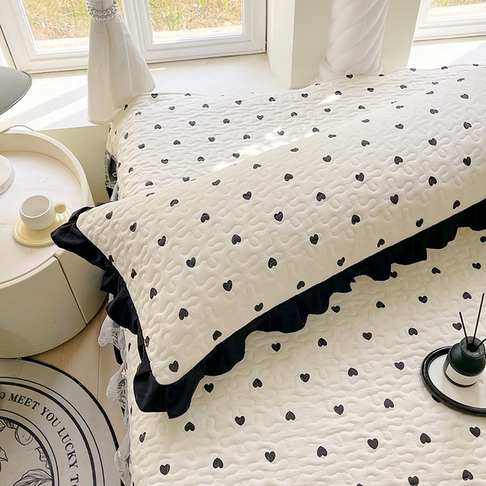 91家纺网 家纺一手货源 找家纺 雨彤家纺2025新款赫本风水洗棉花边夹棉枕套双人款 爱心