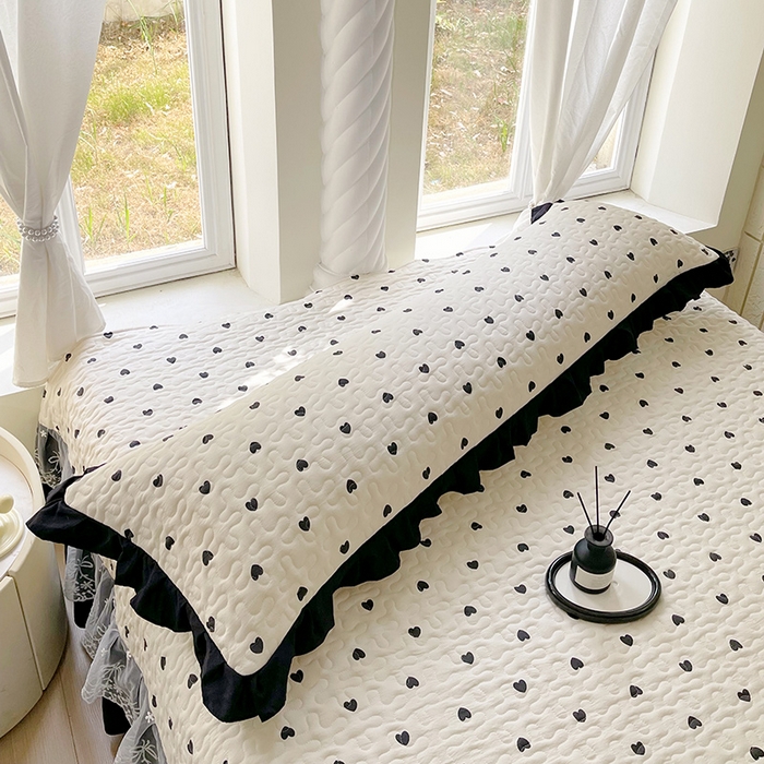 91家纺网 家纺一手货源 找家纺 雨彤家纺2025新款赫本风水洗棉花边夹棉枕套双人款 爱心