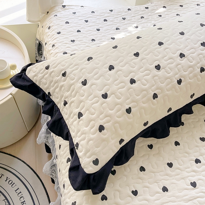 91家纺网 家纺一手货源 找家纺 雨彤家纺2025新款赫本风水洗棉花边夹棉枕套双人款 爱心