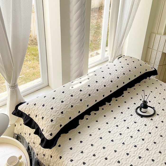 91家纺网 家纺一手货源 找家纺 雨彤家纺2025新款赫本风水洗棉花边夹棉枕套双人款 爱心